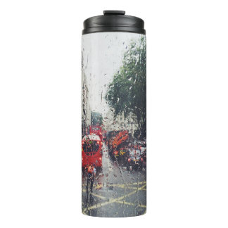 FOTO DES ROTEN BUS AUF DER STRASSE VOM FENSTER THERMOSBECHER