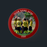 Foto des Sportteams erstellen Button<br><div class="desc">Passen Sie diesen Foto-Button mit dem Foto Ihres Lieblings-Sportteams an und personalisieren Sie ihn. Platzieren Sie anstelle des Template Fotos ein quadratisches Foto aus Baseball, Softball, Basketballfußball, Fußball, Hockey.Fügen Sie den Namen der Mannschaft oben und das Datum unten hinzu. Wählen Sie die Form oder Größe der Schaltfläche aus dem Menü...</div>