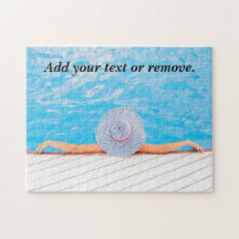 Foto einer Frau, die sich in einem Schwimmbad ents