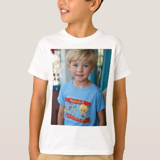 Foto eines 6-jährigen Jungen, blond, brat, unruhig T-Shirt