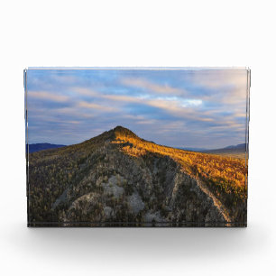Foto eines bergigen Herbstwaldes, Berge, p