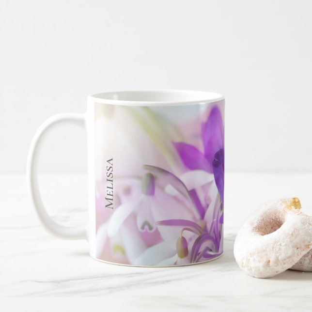 Foto eines Hübschen Lila Frühlingskrokus Kaffeetasse (Mit Donut)