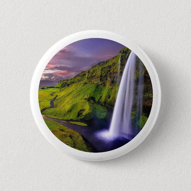 Foto eines isländischen Wasserfalls in grüner Natu Button (Vorderseite)