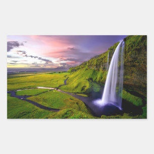 Foto eines isländischen Wasserfalls inmitten grüne Rechteckiger Aufkleber