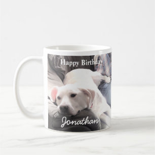 Foto eines Niedlichen, müde weißen Hundes mit best Kaffeetasse