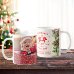 Foto Elegant Floral Baby's First Christmas Kaffeetasse<br><div class="desc">Feiern Sie jeden Morgen das erste Weihnachtsfest Ihres Babys mit einer Touch von Eleganz und Freude. Unsere Foto Elegant Floral Baby's First Christmas Coffee Tasse ist die perfekte Mischung aus Schönheit und Sentimentalität und macht jeden Schluck zu einer Erinnerung dieses Meilensteins.: Elegantes Blumendesign: Verziert mit aufwändigen, handgezeichnet Blumenmotiven, fügt diese...</div>