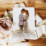 Foto Elegante Kalligrafie Hochzeit Speichern Sie d Einladung<br><div class="desc">Für weitere Einladungen lesen Sie bitte die komplette elegante Kalligraphie-Sammlung: https://www.zazzle.com/collections/whimsical_elegant_calligraphy-119723660555986269?rf=238296117664346256 Dieses Design misst 5 x 7 Zoll/ 12, 7 x 17, 8 cm und ist perfekt für Hochzeitseinladungen. Fügen Sie eine passende uAwg hinzu,  um das Aussehen abzuschließen</div>