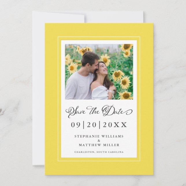 Foto Elegante Script Hochzeit Trendy Yellow Border Save The Date (Vorderseite)