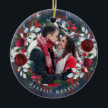 Foto Erste Weihnachten als Mr. und Mrs. rustic Win Keramik Ornament<br><div class="desc">Winterrustikale Hochzeit Merrily Verheiratete Foto Baum-Sake-Ornament mit roten burgundischen trendigen Aquarell-Blume mit saisonalen Pine Jäger grünen Tannenarmen und Heilige Beeren über einem dunkelmarineblauen Holzboden mit Saitenleuchten. Personalisieren Sie es mit Ihrem Foto, Text und Familiennamen auf beiden Seiten! Eine elegante Möglichkeit, die Erinnerungen nach einer Weihnachtsfeier oder einem einjährigen Neuvermählten behalten....</div>