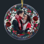 Foto Erste Weihnachten als Mr. und Mrs. rustic Win Keramik Ornament<br><div class="desc">Winterrustikale Hochzeit Merrily Verheiratete Foto Baum-Sake-Ornament mit roten burgundischen trendigen Aquarell-Blume mit saisonalen Pine Jäger grünen Tannenarmen und Heilige Beeren über einem dunkelmarineblauen Holzboden mit Saitenleuchten. Personalisieren Sie es mit Ihrem Foto, Text und Familiennamen auf beiden Seiten! Eine elegante Möglichkeit, die Erinnerungen nach einer Weihnachtsfeier oder einem einjährigen Neuvermählten behalten....</div>