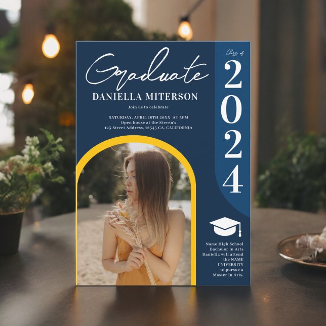 Foto fett 2024 Arch dunkelblauer Abschluss Einladung (Photo bold 2024 arch dark blue graduation invitation)