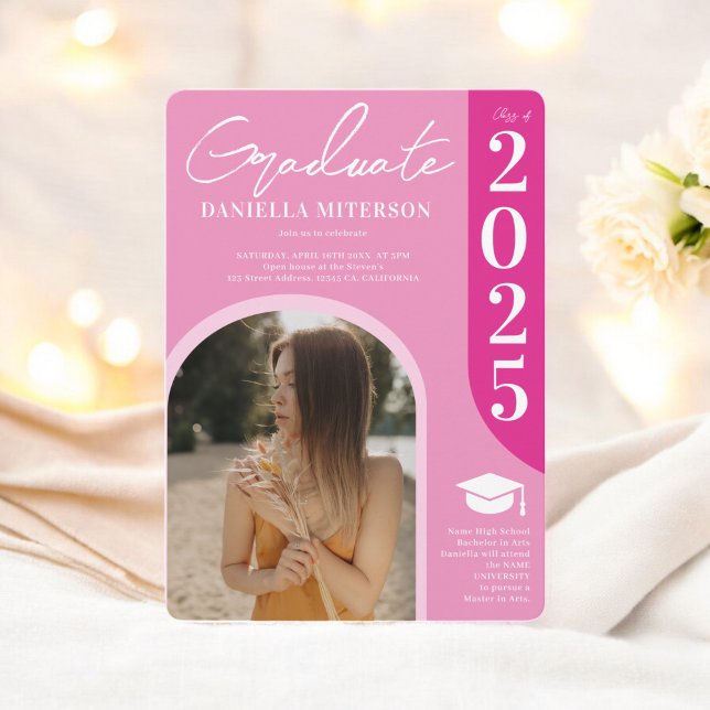 Foto fett 2025 Bogen Hot Retro Rosa Abschluss Einladung (Photo bold 2025 arch hot retro pink graduation invitation)
