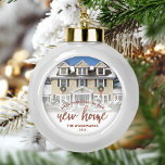 Foto First Christmas Neue Zuhause Rosen Gold Scrip<br><div class="desc">Erinnern Sie sich an Ihr erstes Weihnachtsfest in Ihrer neuen Zuhause mit diesem schönen modernen Sake-Ornament. Der Text lautet "Erste Weihnachten in unserer neuen Zuhause", mit den Worten "Neue Zuhause" in eleganter Rose goldene Imitate-Folienskript. Ersetzen Sie das Beispielbild durch ein Foto Ihres neuen Hauses und fügen Sie den Familiennamen in...</div>