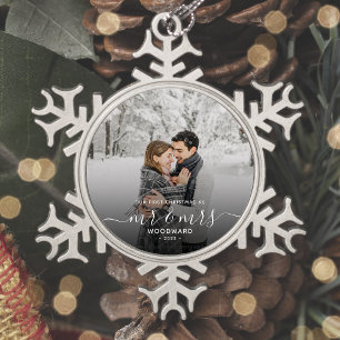 Foto First Christmas Verheiratet White Script Schneeflocken Zinn-Ornament