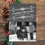 Foto-Flachkarte für geslangerte Halbpension Einladung<br><div class="desc">Elegante und stilvolle Slanted Chalkboard Holiday Foto Flat Card in Grau mit einem Deko-Rahmen und einem trendigen Chalkboard-Look. Diese schicke und trendige Fotokarte lässt sich leicht mit einem charmanten Foto der Familie und individuellen Weihnachtsgrüßen anpassen. Klicken Sie auf "Anpassen",  um weitere Personalisierungsoptionen zu erhalten.</div>