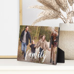 Foto für das Überlagern von Familienskripten Fotoplatte<br><div class="desc">Die hübsch schicke Foto-Plakette bietet Ihr beliebtes horizontal oder landschaftlich orientiertes Foto mit "family" als weißes Textüberlagerungsstück in handgeschriebenem Kalligraphieskript.</div>