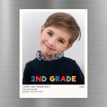 Foto für das zweite Schuljahr - Leitmotiv Magnetkarte<br><div class="desc">Mit dieser Magnetkarte des zweiten Grade Keepake Fotos mit einem spielerischen mehrfarbigen Header, der die Freude der frühen Schulzeit weckt, können Sie den Charme der frühen Kindheit erleben. Mit einem sauberen, minimalistischen Design hebt die Karte das reizvolle Foto und die Meilensteine Ihres Kindes hervor und schafft so einen eleganten und...</div>
