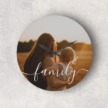 Foto für Familienkalligrafie<br><div class="desc">Unsere personalisierte Uhr zeichnet sich durch ein elegantes und raffiniertes Design aus. Das Uhrengesicht ist mit einem wunderschön handgeschriebenen Drehbuch geschmückt, in dem das Wort "Familie" die zentrale Bühne übernimmt. Dieses handgeschriebene Drehbuch vermittelt ein Gefühl persönlicher Touch und Wärme und unterstreicht die Bedeutung von Familienbündnissen.</div>