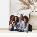 Foto für Familienname Fotoplatte<br><div class="desc">Die hübsch schicke Foto-Plakette bietet Ihr beliebtes horizontal oder landschaftlich orientiertes Foto mit Ihrem Familiennamen als weißes Textüberlagerungsblatt in handgeschriebenem Kalligrafiebeschreiben.</div>