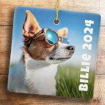 Foto für Hunde Keramikornament<br><div class="desc">Foto-Ornament mit individuellem Foto mit dem Namen des Tieres in einem lustigen Schriftart als weißes,  vertikal auf der rechten Seite aufgestelltes Textsymbol.</div>