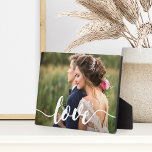 Foto für Liebe-Skriptüberlagerung Fotoplatte<br><div class="desc">Einfache und moderne Hochzeitssaktplakette mit Foto-Keepsake und "Liebe" als weißes Textüberlagerungsblatt in handgeschriebenem Kalligraphieskript.</div>