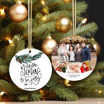 Foto für lustige Skriptfamilien - das ist die Jahr Ornament<br><div class="desc">Das ist die Jahreszeit für Jolly | Aquarellfarbene Kiefernkiefer Elegantes Drehbuch Minimalistisch 4 Familienfoto Collage Ornament. Alle Texte sind so vorbereitet,  dass Sie sie einfach und schnell mit Ihren eigenen Details personalisieren können. Wünschen Sie allen einen glücklichen Urlaub!</div>