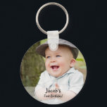 Foto-Gefallen des ersten Geburtstags eines Babys Schlüsselanhänger<br><div class="desc">Die Einführung unseres Custom Baby Boy's First Birthday Foto Name Fevor Schlüsselanhänger - ein personalisierter Sake, der das Wesen Ihres kleinen Meilenstein-Feier einfängt. Dieser Schlüsselanhänger ist eine reizvolle Mischung aus sentimentalem Charme und Funktionalität. Feiern Sie das erste Jahr Ihres Babys mit einer Touch Nostalgie, indem Sie ein hochgeschätztes Foto und...</div>