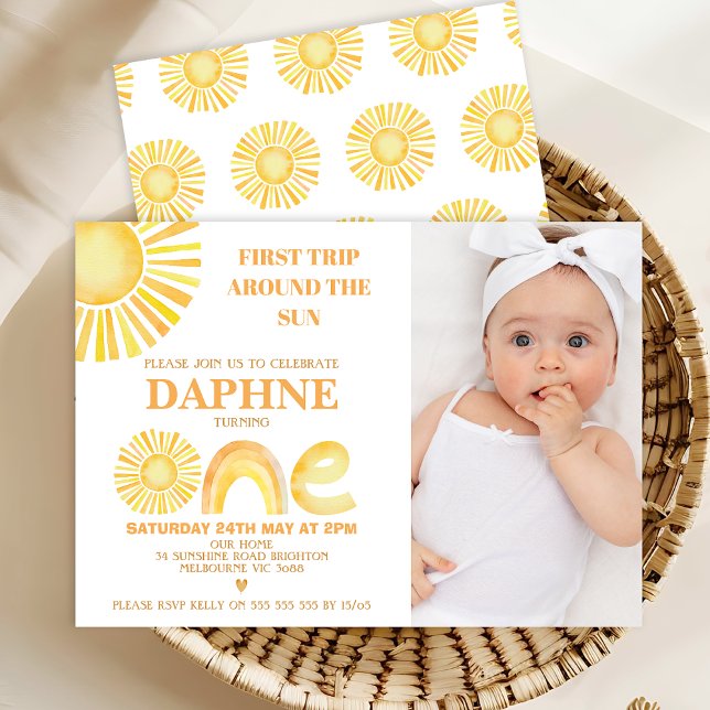 Foto Gelb Erste Reise rund um die Sonne 1. Geburts Einladung (Modern Photo First Trip Around The Sun 1st Birthday Invitation Template, Sun Themed First Birthday )