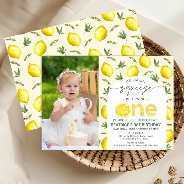 Foto Gelbe Lemon Hauptpresse 1. Geburtstag Einladung (Modern Our Main Squeeze 1st Birthday Invitation Template Baby Girl, Lemon Themed 1st Birthday Invite)