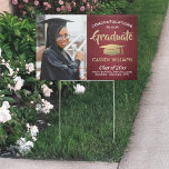 Foto Glückwunschs Burgundgolden Weißer Abschluss Gartenschild<br><div class="desc">Fügen Sie eine personalisierte Touch zu Uni oder High School Graduiertendekorationen mit diesem benutzerdefinierten Foto Bordeaux und Goldschmiede Schild. Einfach in Hof platzieren, um Gäste zu empfangen. Das Design besticht durch bordeauxrote Imitate aus metallischem, gebürstetem Edelstahl-Hintergrund, Mörserpappe aus Goldfolie, stilvolle moderne Typografie, handgeschriebene Schriftzeichen-Kalligraphie und ein Bild des Absolventen, wie...</div>