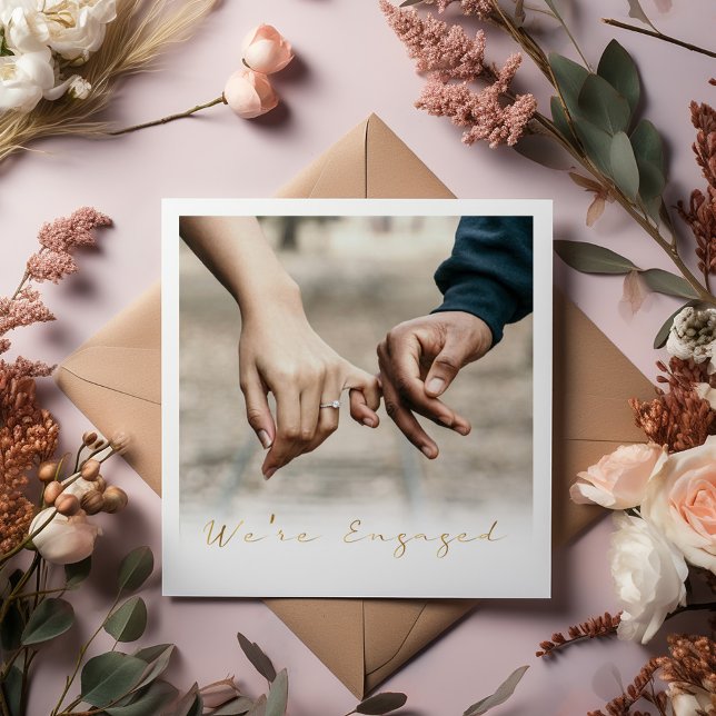 Foto, Goldskript verlobte Ankündigung Party ('Engaged' photo card! Featuring beautiful decorative script in a stunning gold effect text.)