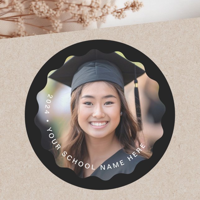 Foto grad Abschluss Schwarzer Randstreifen Runder Aufkleber (Photo grad school graduation black wavy border classic round sticker)