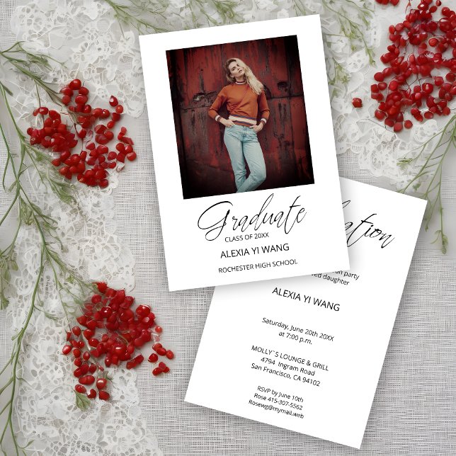 Foto Grad Whimsical Modern Calligraphy Abschluss (Photo Graduate Whimsical Modern Calligraphy Graduate Invitation Card.)