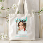 Foto Graduation Party Elegante Moderne Skripte Tragetasche<br><div class="desc">Foto Graduation Party Elegant Modern Script Tote Bag mit dem türkisblauen Text "Grad (Jahr)" und Ihrem Namen und personalisierten Abschluss Details auf der Vorderseite. Perfekt für den Absolvent als Abschluss Geschenk oder Abschlussfeier Dekor. Erstellt von ©2023 Evco Studio www.zazzle.com/store/evcostudio</div>