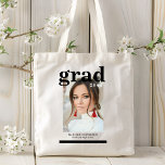 Foto Graduation Party Elegante Moderne Skripte Tragetasche<br><div class="desc">Foto Graduation Party Elegant Modern Script Tote Bag mit Ihrem Lieblings-Foto mit dem einfachen schwarzen Text "Grad (Jahr)" und Ihrem Namen und personalisierten Abschluss Details auf der Vorderseite. Perfekt für den Absolvent als Abschluss Geschenk oder Abschlussfeier Dekor. Erstellt von ©2023 Evco Studio www.zazzle.com/store/evcostudio</div>