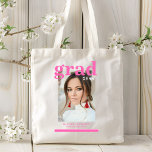 Foto Graduation Party Elegante Moderne Tasche<br><div class="desc">Foto Graduation Party Elegant Modern Script Tote Bag mit dem einfachen rosa Text "Grad (Jahr)" und Ihrem Namen und personalisierten Abschluss Details auf der Vorderseite. Perfekt für den Absolvent als Abschluss Geschenk oder Abschlussfeier Dekor. Erstellt von ©2023 Evco Studio www.zazzle.com/store/evcostudio</div>