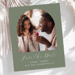 Foto-Grafik-Sage Save the Date grün<br><div class="desc">Diese einfache, minimalistische Save the Date Karte verfügt über einen Boho-Foto-Bogen über den Worten "Save the Date" in eleganter weißer Handschrift, gefolgt von den Namen der Paare, Hochzeitstag und Stadt in Sans Serif Schriftart auf einem sage grünen Hintergrund. Fügen Sie eine detailliertere Nachricht mit weiteren Informationen auf der Rückseite hinzu....</div>