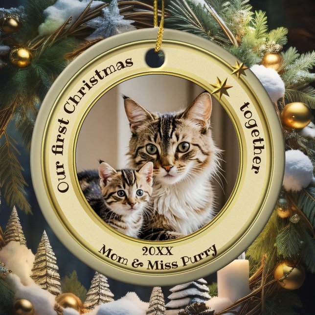 Foto Green Gold First Christmas Zusammen Chat Keramik Ornament (Elegant ornament featuring your custom photo framed by a pastel green gold design with stars)