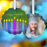 Foto Green Hanukkah Menorah Candles Modern Boho<br><div class="desc">"Happy Hanukkah." Eine spielerische, moderne, künstlerische Illustration von Boho Musterkerzen und handgeschriebenen Kalligrafien helfen Ihnen, den Urlaub in Hanukka stilvoll zu gestalten. Die blauen Kerzen mit bunten Imitat-Folienmustern überlagern auf der Vorderseite einen reichen, grün strukturierten Hintergrund. Dein Lieblings-Foto schmückt den Rücken. Genießen Sie die Wärme und Freude der Ferienzeit, wenn...</div>