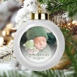 Foto Großeltern Erste Weihnachts-Grün-Schrift Keramik Kugel-Ornament<br><div class="desc">Helfen Sie ihnen, ihr erstes Enkelkind mit diesem schönen modernen Sake-Ornament zu feiern. Der grüne Text lautet "Unsere ersten Weihnachten als Großeltern", mit dem Wort "Großeltern" in eleganter Handschrift mit Schnörkeln vor und nach. Ersetzen Sie das Beispielbild einfach durch Ihr Lieblings-Foto des neuen Babys, und fügen Sie seinen Namen und...</div>
