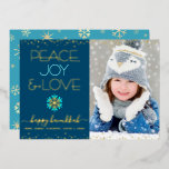 Foto Hanukkah Peace Joy Liebe Snowflake Real Gold Folien Feiertagskarte<br><div class="desc">"Frieden, Freude und Liebe." Eine lustige, spielerische, reale Goldfolie und türkisblaue Schneeflocke-Illustration, echte Goldfolien-Konfetti-Punkte, echte Goldfolie und türkisfarbene, moderne Typografie auf marineblau-Hintergrund, zusammen mit dem Foto Ihrer Wahl, helfen Ihnen, die Hanukah-Saison einzuleiten. Ein zufälliges Imitat mit Goldfolie-Schneeflockenmuster überlagert türkisblau auf der Rückseite. Fühlen Sie die Wärme und Freude der Ferien,...</div>