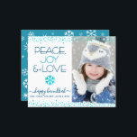 Foto Hanukkah Peace Liebe Snowflake Card<br><div class="desc">"Frieden, Freude und Liebe." Ein lustiges, spielerisches, türkisblaues Imitat mit Schneeflocke, Konfetti-Punkte, türkisblaue und marineblaue Typografie auf einem sauberen, weißen Hintergrund, zusammen mit dem individuellen Foto Ihrer Wahl, helfen Ihnen, die Hanukkah-Saison einzuleiten. Ein zufällig weißes Schneeflockenmuster überlagert türkisblau auf der Rückseite. Fühlen Sie die Wärme und Freude der Ferien, wenn...</div>