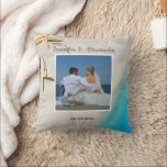 Foto Hochzeit der Strandbäume Kissen<br><div class="desc">Strand mit tropischem Ozean,  Foto mit Braut und Bräutigam,  Hochzeitskissen. Sie können Ihre eigenen Fotos,  Namen und Datum hinzufügen.</div>