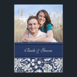 Foto Hochzeit Einladungen Blaue Creme Damask<br><div class="desc">Einladende Hochzeitsfotos in elegantem dunkelmarineblau und cremefarbenem Damast-Muster. Passen Sie diese Einladungen mit Ihren Hochzeitsdetails und Ihrem eigenen Foto an. Erhältlich in passenden Produkten für alle Ihre Hochzeitsbedürfnisse.</div>