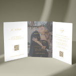 Foto Hochzeit mit Gold-Skript RSVP Details QR-Code Dreifach Gefaltete Einladung<br><div class="desc">Moderne, minimale typografische trendy Imitate Goldtypografie weiß alles in einem Budget Hochzeitseinladung Vorlage mit 2 Fotos, uAwg, und Details mit dem Scannen von QR-Codes mit einem schicken trendigen Kalligraphie-Skript und transparenten Overlay. Einfach mit ein oder zwei benutzerdefinierten Fotos (Sie können das gleiche Foto auf beiden Seiten hochladen) und Gastinformationen personalisieren!...</div>