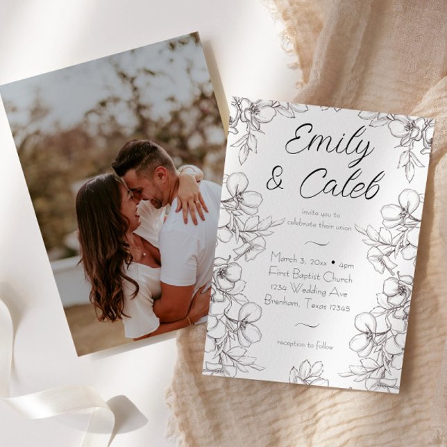 Foto Hochzeit mit schwarzem und weißem Blumenrahme Einladung (Black and white floral frame drawn line art with photo back script cursive writing wedding invite)