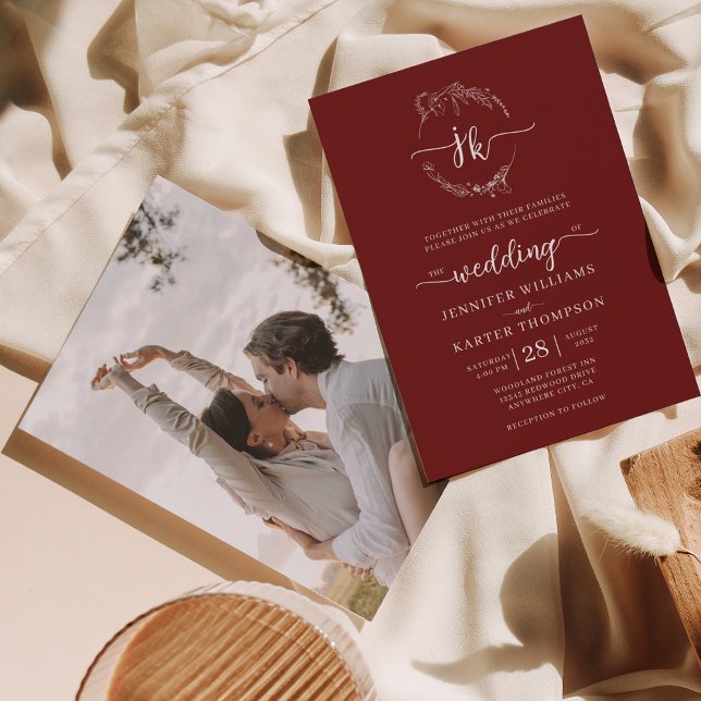 Foto-Hochzeit von Floral Wreath Burgundy Monogram Einladung (Von Creator hochgeladen)