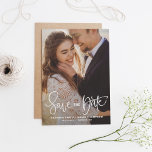 Foto "Hübsche Hand" Save the Date II<br><div class="desc">Ein elegantes und modernes vertikales Foto Save the Date mit einer Flachkarte mit moderner Kalligraphie mit bunten Konfetti-Mustern. Personalisieren Sie diese Ankündigung Datum freihalten,  indem Sie Ihr eigenes Foto und Ihre Daten hinzufügen. Ähnliche Artikel sind in meinem Shop erhältlich.</div>
