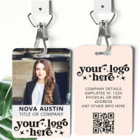 Foto-ID für rosa Mitarbeiter mit QR-Code-Logo