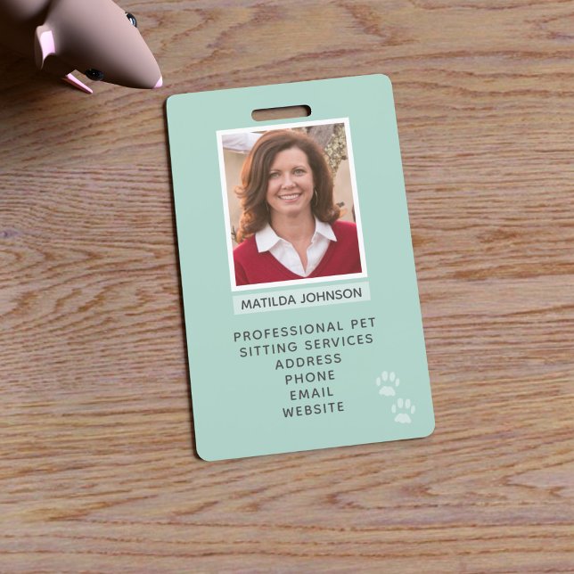 Foto-Identifizierungszeichen auf dem Schreibtisch  Ausweis (Upload your photo and add your details to this paw print id badge. Purrfect for pet sitters!)